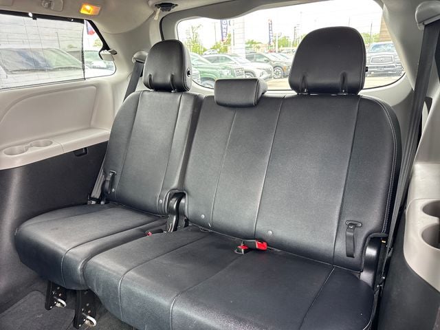 2017 Toyota Sienna SE 8 Passenger