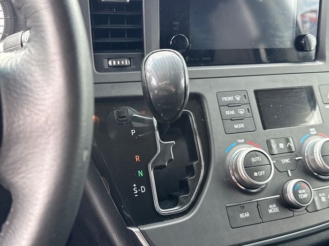 2017 Toyota Sienna SE 8 Passenger