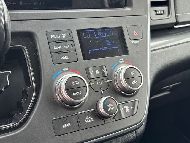 2017 Toyota Sienna SE 8 Passenger